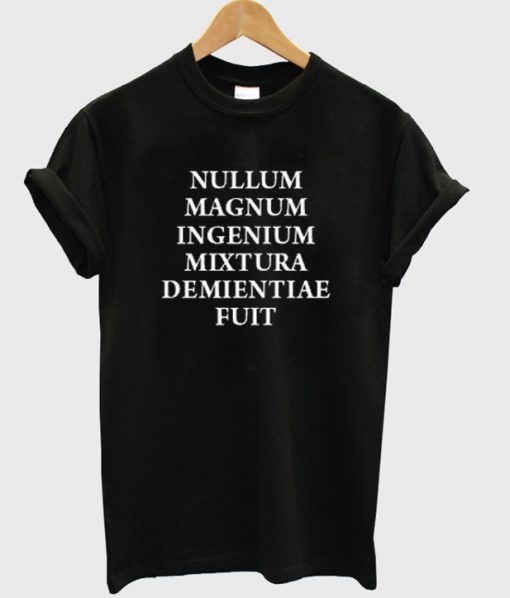 nullum magnum ingenium mixtura demientiae fuit t-shirt